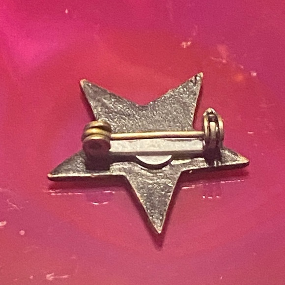 🔥 Rainbow Vintage Enamel Star Pin #9030 - Picture 2 of 3